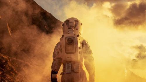 Astronauta che cammina su Marte