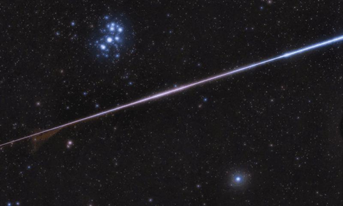 Un'immagine del 2018 delle Pleiadi, una meteorite dalla pioggia di meteoriti Geminidi e dal cometa 46P/Wirtanen. La prossima settimana il cometa potrebbe avere una pioggia di meteoriti propria.