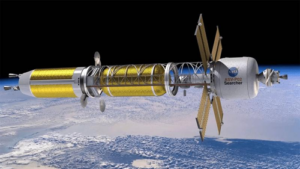 Un'astronave lunga e sottile in orbita terrestre bassa.