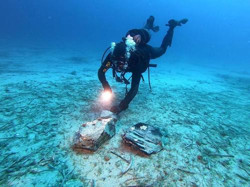 Un subacqueo a Capri scopre un'ossidiana dell'Età della Pietra.