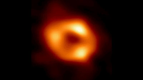 Un misterioso oggetto magnetizzato orbita intorno al buco nero supermassiccio al centro della Via Lattea