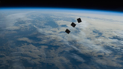 Satelliti in fase di dispiegamento in orbita terrestre bassa.