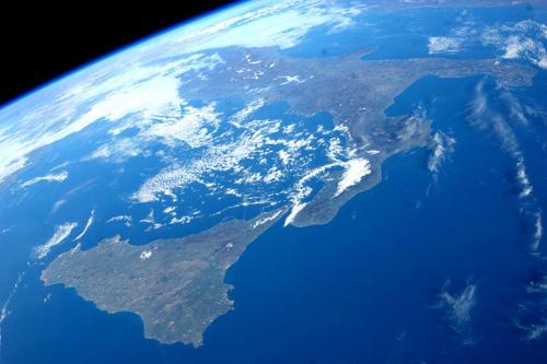 Immagine della Sicilia e dell'Italia scattata dalla Stazione Spaziale Internazionale (ISS) nel gennaio 2011.