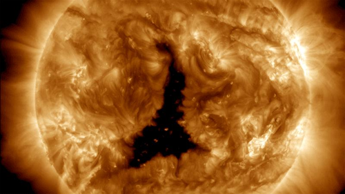 Una grande macchia solare sulla superficie del Sole.