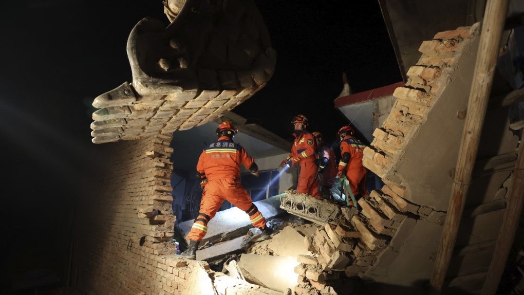 Terremoto Cina: scossa di magnitudo 6.2 provoca crolli nel centro del paese. Oltre cento morti