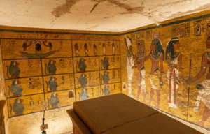 Tomba dell'antico faraone egiziano Tutankhamun nella Valle dei Re coperta di geroglifici