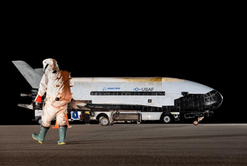 L'X-37B dopo il suo atterraggio presso il Kennedy Space Center Shuttle Landing Facility della NASA il 12 novembre 2022 alle 05:22 del mattino.