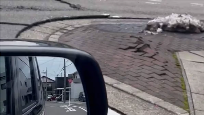 Un marciapiede ondeggia durante il terremoto in Giappone. Il video