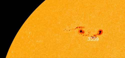 Una colossale macchia solare è apparsa sul Sole: è 10 volte la Terra