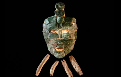 Maschera di giada scoperta nella tomba di un re Maya sconosciuto