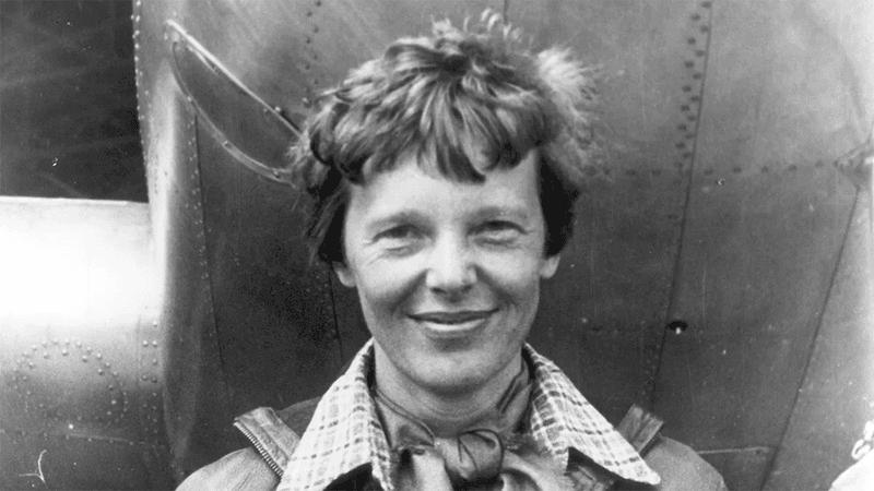 Amelia Earhart accanto al suo aereo.