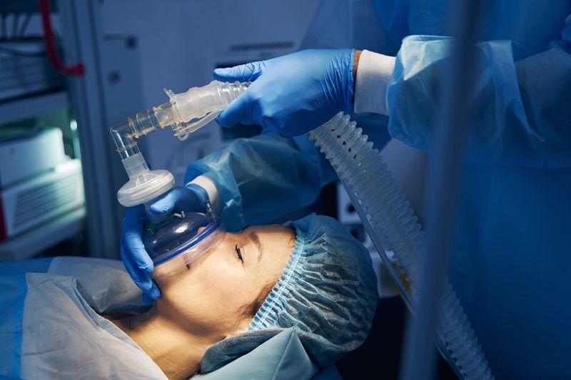 Maschera di anestesia posizionata sul viso di una paziente donna