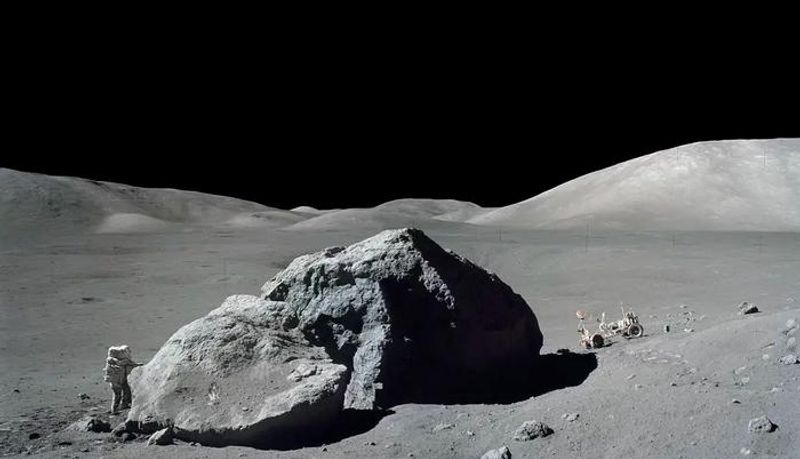 Un astronauta dell'Apollo 17 accanto a un masso lunare. Le rocce riportate in quella missione sono state utilizzate per spiegare la fonte di luce, ma basalti ad alto contenuto di titanio.