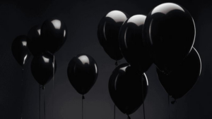 Diversi palloncini che fluttuano nell'aria.