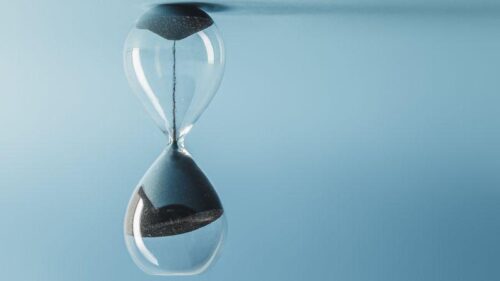 La reversibilità del tempo nei materiali disordinati: un’indagine sul vetro e la plastica