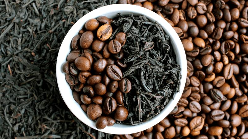 Quanta caffeina contiene il tè e il caffè? Confronto e differenze