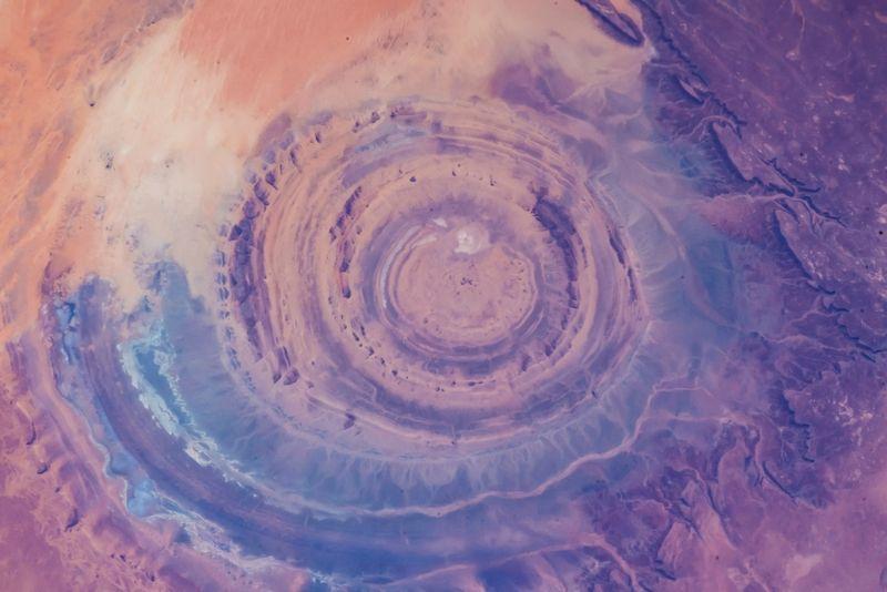 Occhio del Sahara nel nord-ovest della Mauritania. Vista aerea del deserto del Sahara. Modelli astratti e forme naturali. Sfondo colorato. Elementi di questa immagine forniti da NASA.