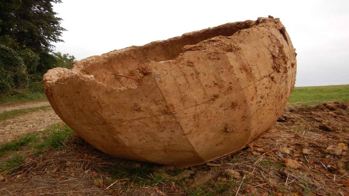 Contadino scopre una misteriosa struttura a forma d’uovo nel suo terreno