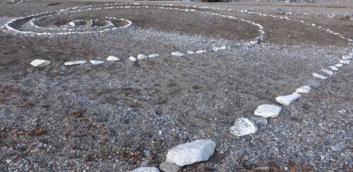 Compaiono misteriosi cerchi e spirali sulla spiaggia di Sori: svelata la verità