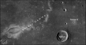 Un'immagine della superficie della luna che mostra alcuni crateri come il più grande Reiner e il più piccolo Reiner K