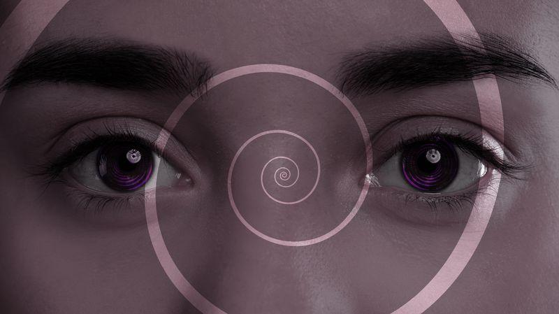 occhi con cerchi viola nell'iride sovrapposti a una spirale per indicare l'entrata in uno stato ipnotico