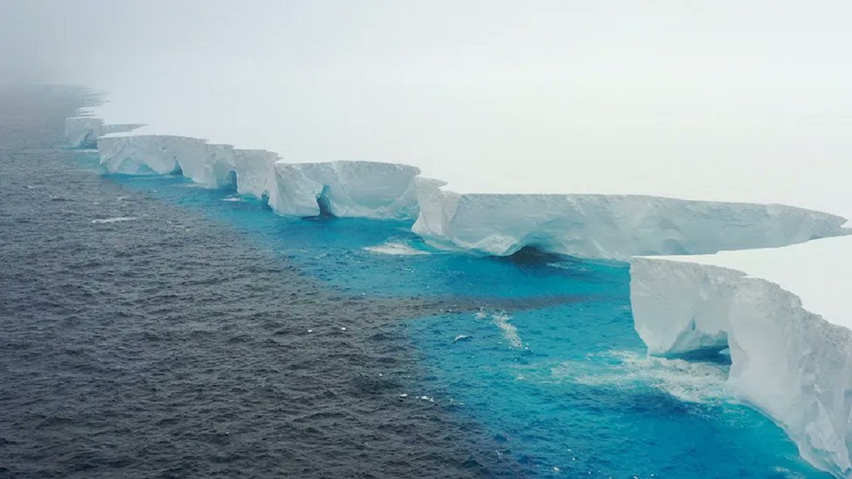 L’enorme iceberg A23a sta cadendo a pezzi mentre si allontana lentamente dall’Antartide