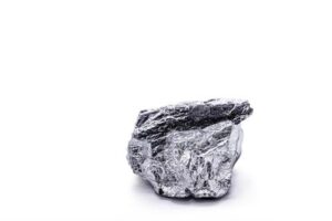 Pezzo di iridio su uno sfondo bianco, grigio e lucido.