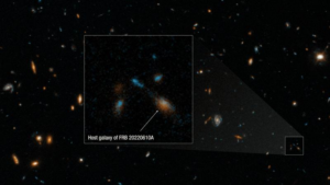 Un'immagine della galassia ospite di un'eccezionale e potente esplosione radio rapida, FRB 20220610A, catturata dal telescopio spaziale Hubble della NASA. La sensibilità e la nitidezza dell'Hubble rivelano un gruppo compatto di galassie multiple che potrebbero essere in fase di fusione.