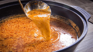 Una zuppa e un mestolo.