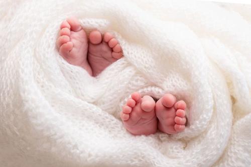 Una donna con utero didelfo dà alla luce due bambine in uteri separati