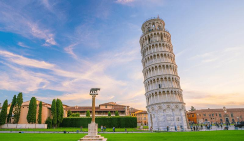 La torre pendente di Pisa in Italia con gruppi di turisti intorno al monumento storico.P attrazione