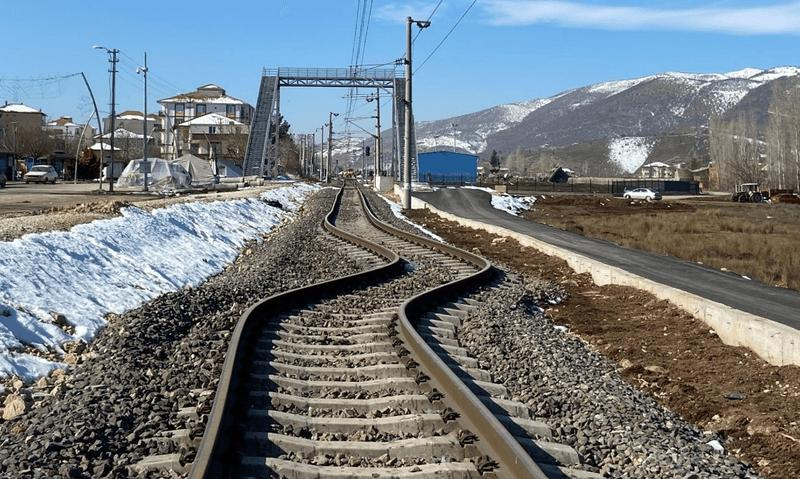 Binari ferroviari fortemente deformi dopo la sequenza di terremoti in Turchia del 2023, causati sia dal movimento del terreno che dalla liquefazione. I binari ferroviari sono stati spostati di circa 2 metri in orizzontale.
