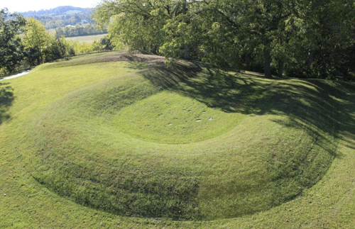 Rilievo di terra su una pianura erbosa a Serpent Mound Ohio