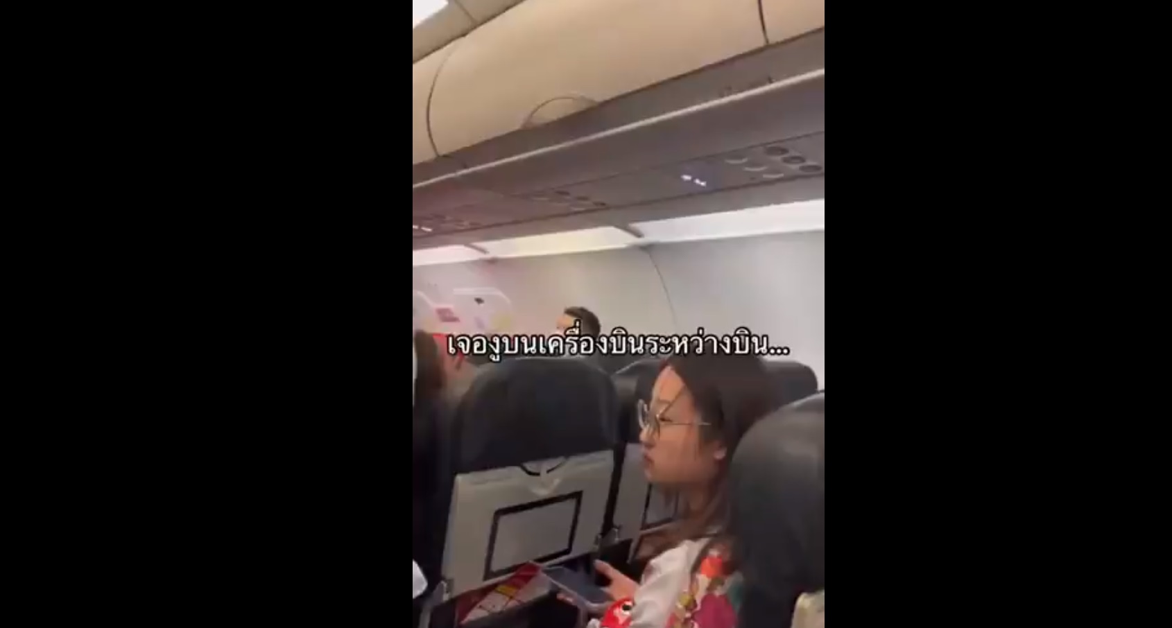 Thailandia: un serpente viene scoperto su un aereo passeggeri. Il video