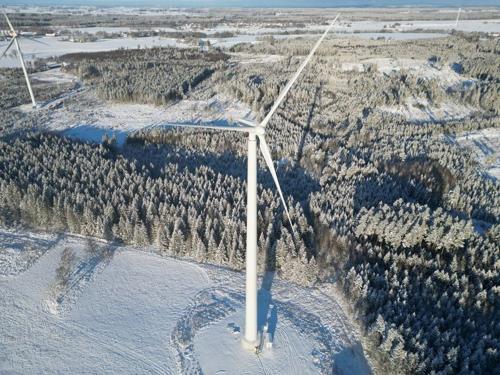 Il mulino a vento di legno nel paesaggio innevato di Skara, Svezia,
