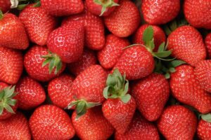 Un sacco di fragole in una ciotola.