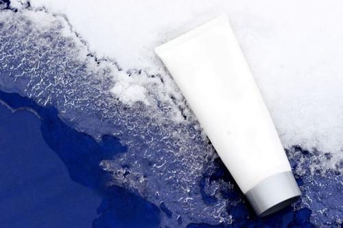 Tracce di crema solare trovate nella neve artica: un segnale di preoccupazione