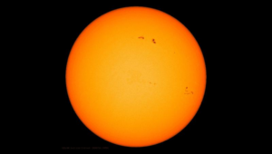 Le eruzioni simultanee provenivano dal gruppo AR3559 (in alto al centro) e AR3561, la linea inferiore di macchie sulla destra della foto.