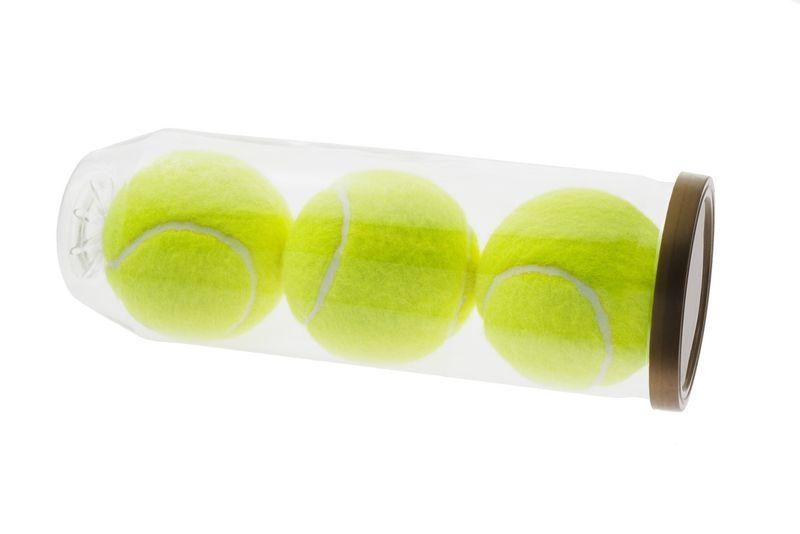 Tubo trasparente di 3 palline da tennis su sfondo bianco