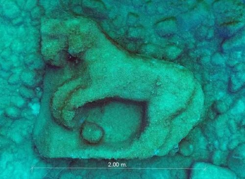 Un fregio di un cavallo rampante scoperto nelle acque della Sicilia. Risale al periodo greco