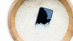 Immergi il telefono bagnato nel riso? Ecco perché non dovresti farlo