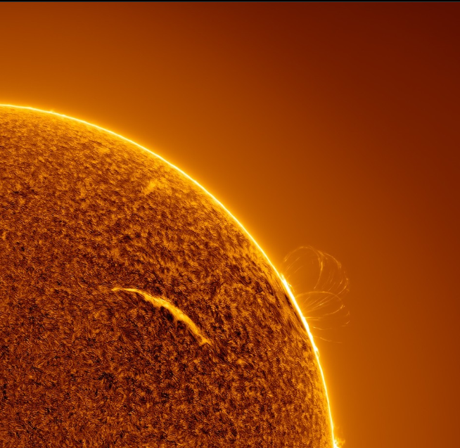 Giganteschi archi di plasma sono apparsi sul Sole dopo un’eruzione solare