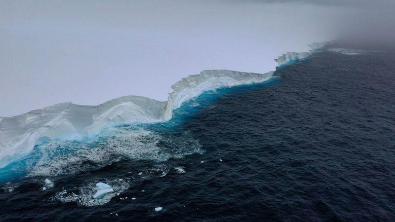Il bordo del mega iceberg A23a, fotografato dai ricercatori del British Antarctic Survey il 1 dicembre 2023.