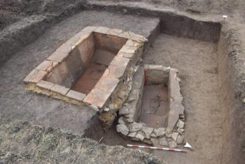 Contadino trova nel suo campo antiche sepolture romane con incredibili manufatti