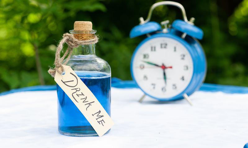Liquido blu in una bottiglia di vetro etichettata 