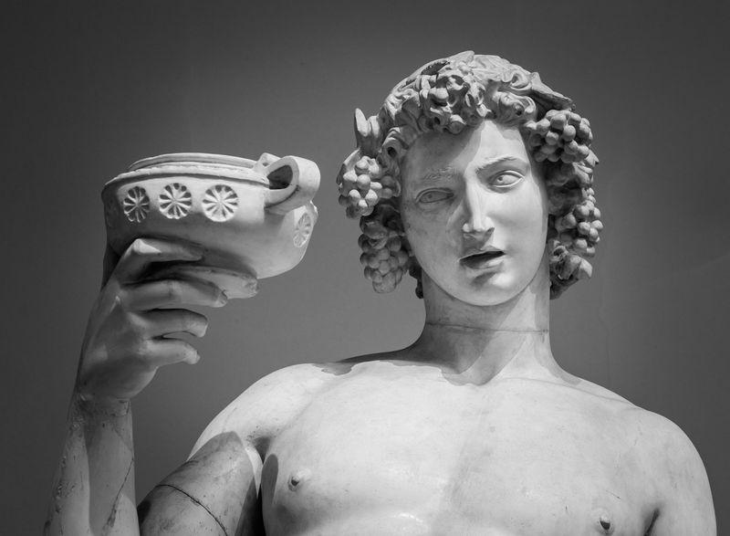 Statua di Dioniso/Bacco che tiene una coppa di vino.
