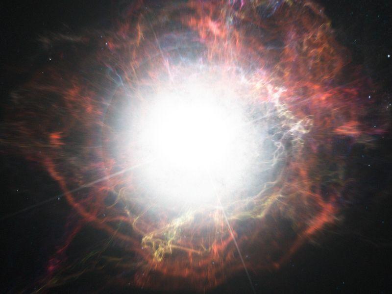 Questa rappresentazione artistica mostra la formazione di polvere nell'ambiente circostante a un'esplosione di supernova. Le osservazioni del VLT hanno dimostrato che queste fabbriche cosmiche di polvere producono i loro granuli in un processo a due fasi, iniziando poco dopo l'esplosione, ma continuando a lungo dopo.