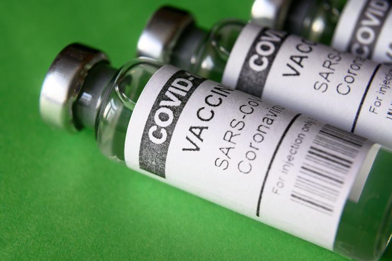 fiale di vaccino COVID-19 su sfondo verde