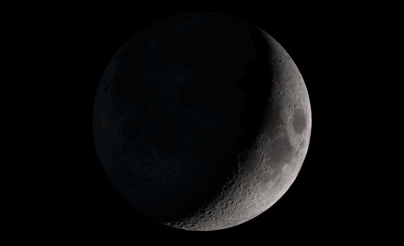 Mezzaluna che mostra alcuni mari e altopiani lunari illuminati, mentre la maggior parte del lato rivolto verso la Terra è ancora al buio.