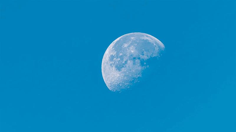 La Luna, visibile durante il giorno terrestre.